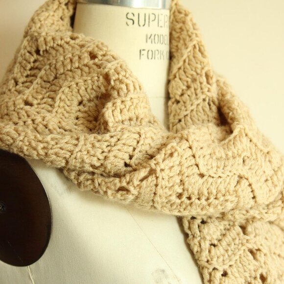 Vintage 1960s 1970s Knit Wrap Beige Scarf,  Rectangular Extra Large - Picture 10 of 10